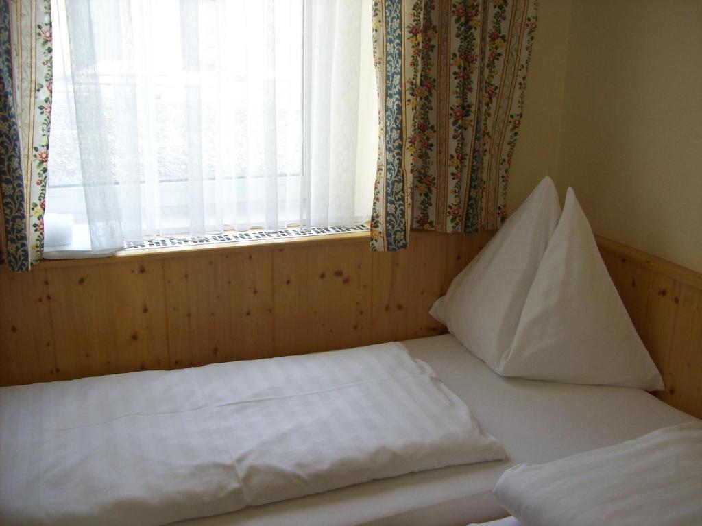 Hubertushof Fromwald Hotel Und Gasthof Bad Fischau Oda fotoğraf