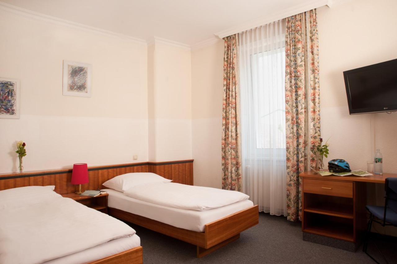 Hubertushof Fromwald Hotel Und Gasthof Bad Fischau Dış mekan fotoğraf